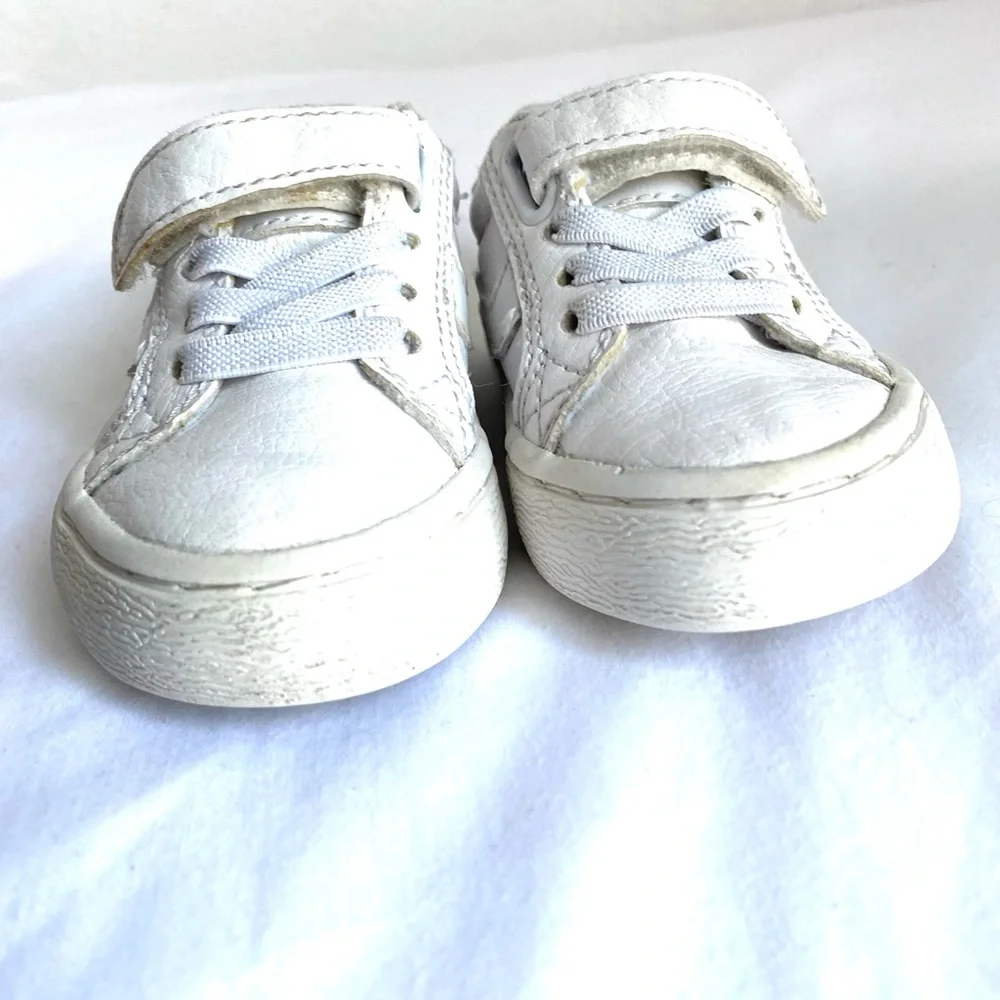 THE CHILDREN’S PLACE Unisex -Child and Toddler Uniform Low Top Sneakers Size 5